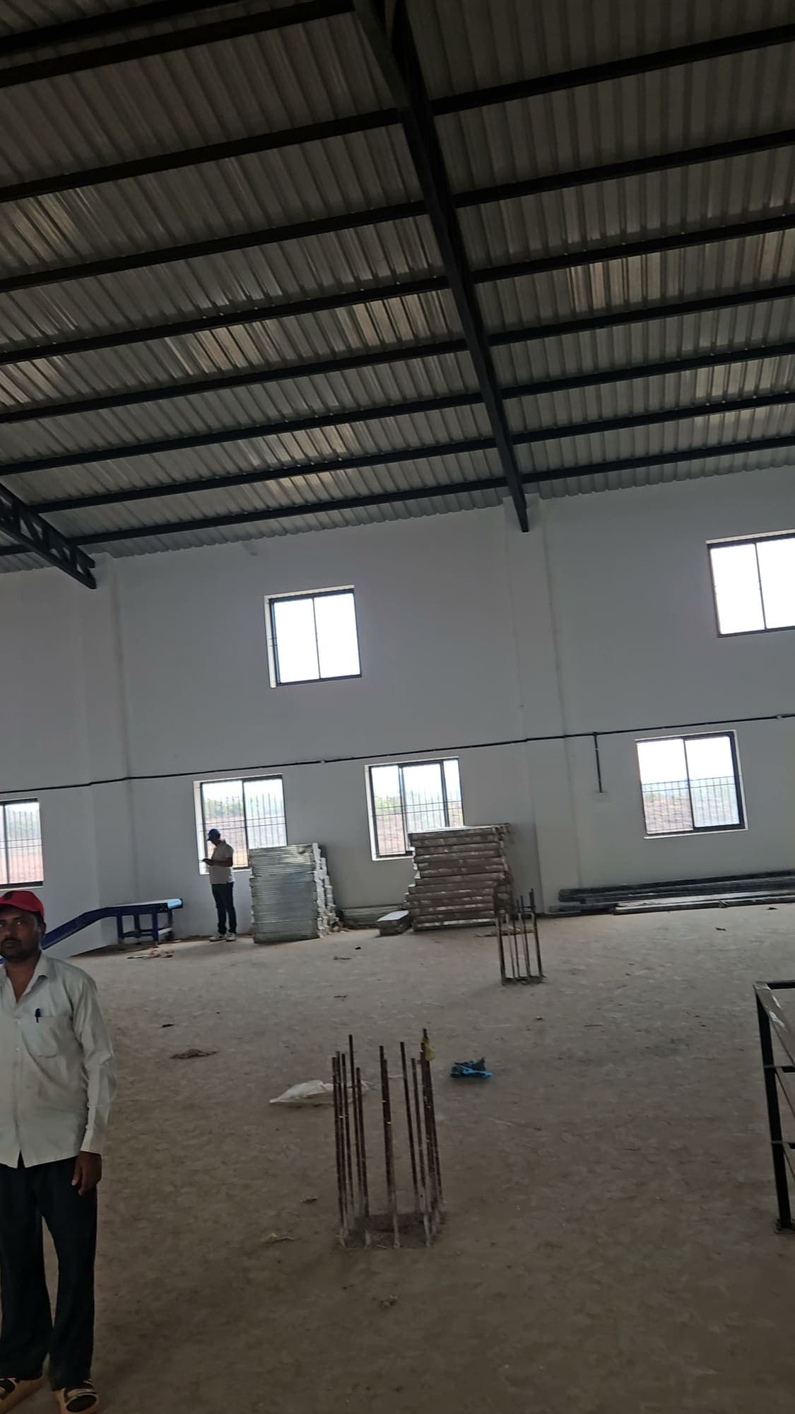 Open stockyard hall with windows along the side walls