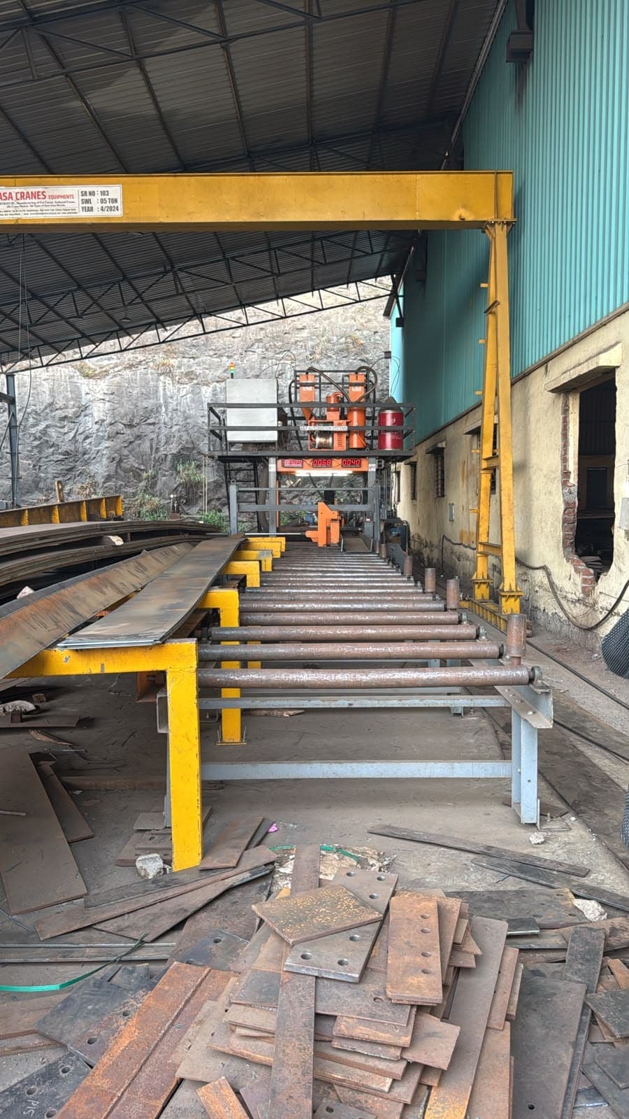 Roller infeed to the H-beam line under a five-tonne gantry crane