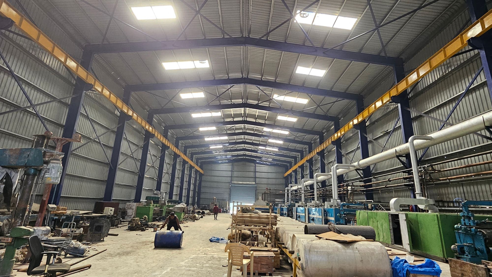 Long-span production hall with overhead lighting and crane rails